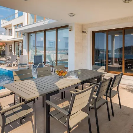 Extra Large Beachfront Luxury